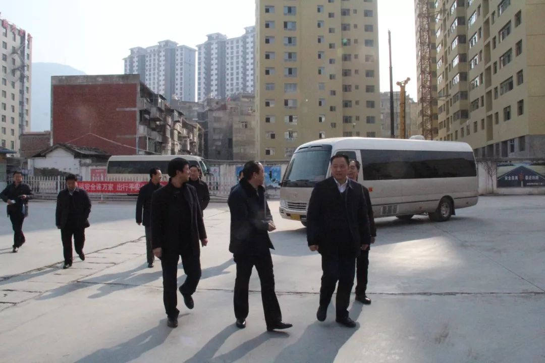 隴南市委常委、常務(wù)副市長(zhǎng)張慶宏、副市長(zhǎng)徐世林、市人大副主任陳榮等一行深入隴運(yùn)集團(tuán)公司武都汽車站開展春節(jié)前走訪慰問活動(dòng)