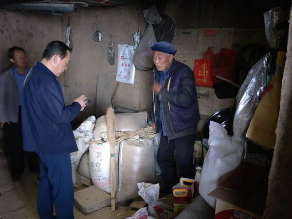 隴運(yùn)集團(tuán)公司黨委書記、董事長李寅祥同志深入琵琶鎮(zhèn)寧強(qiáng)村開展幫扶工作