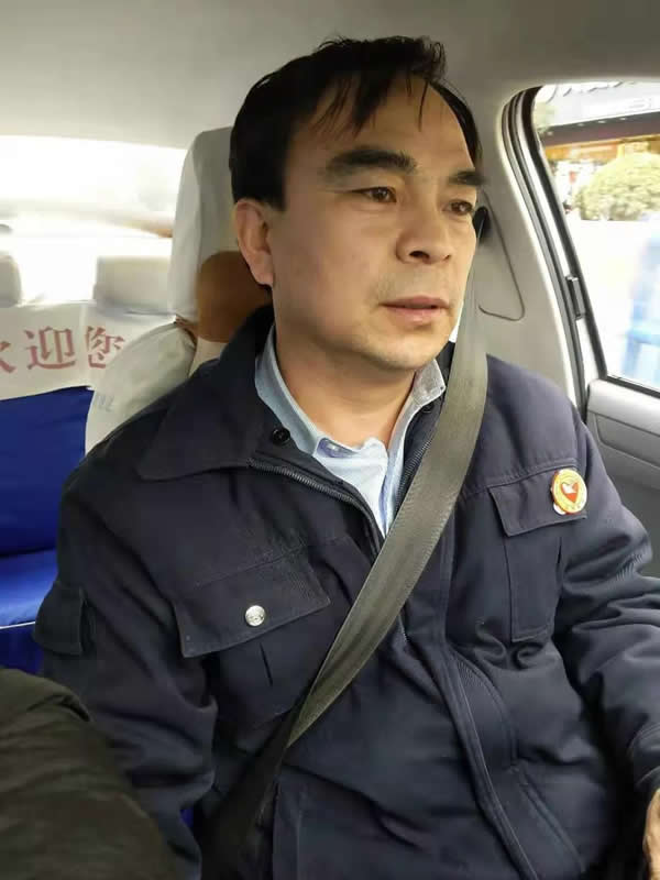 【拾金不昧】為隴運(yùn)集團(tuán)潤(rùn)祥出租車公司駕駛員“王劉德”點(diǎn)贊！！
